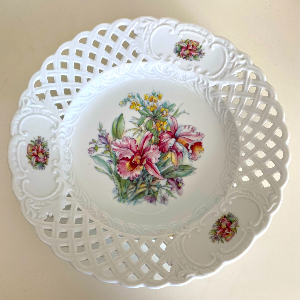 ORIGINAL BOHEMIA WHITE PORCELAIN RETICULATED DISH WITH PINK AND PURPLE IRISES